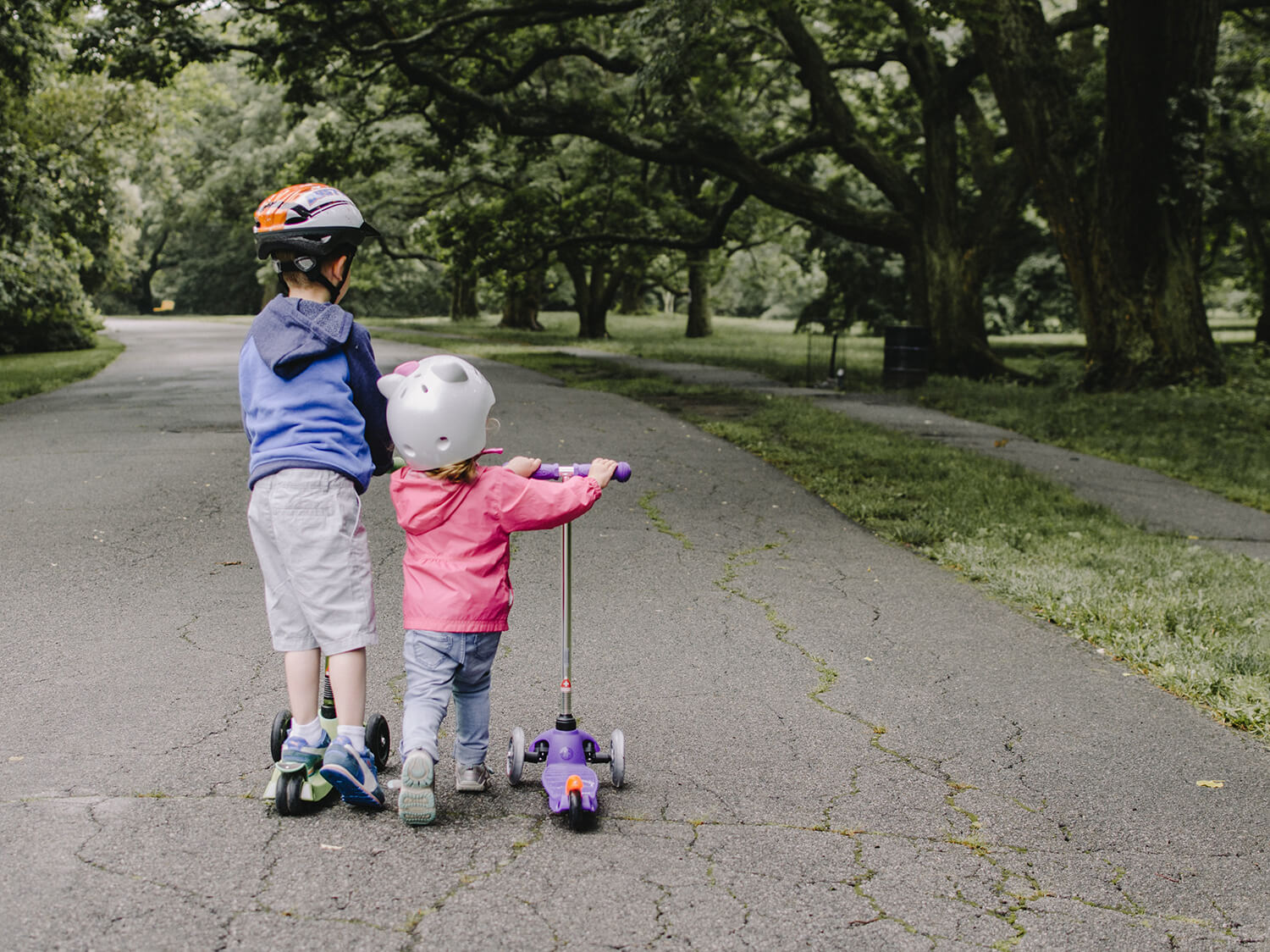 Barn med sparkcyklar