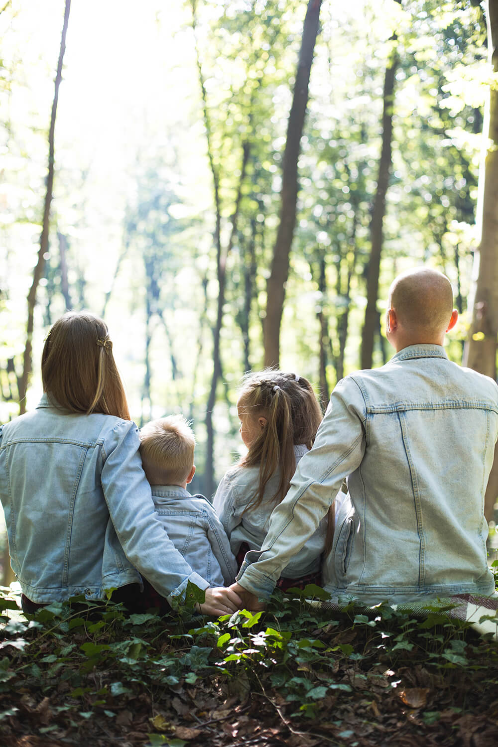 Familj sitter i skogen